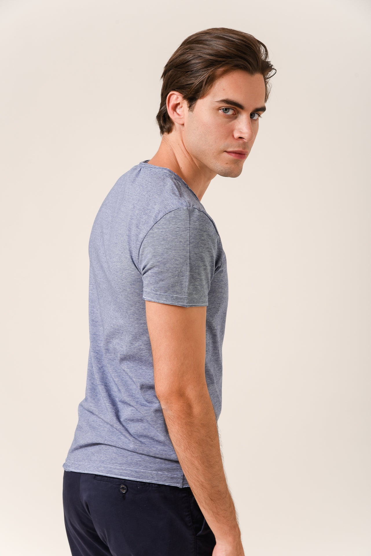 ΑΝΔΡΙΚΟ T-SHIRT ΜΠΛΕ ΑΝΟΙΧΤΟ ΜΕ ΛΑΙΜΟΚΟΨΗ ΜΕ ΔΥΟ ΚΟΥΜΠΙΑ