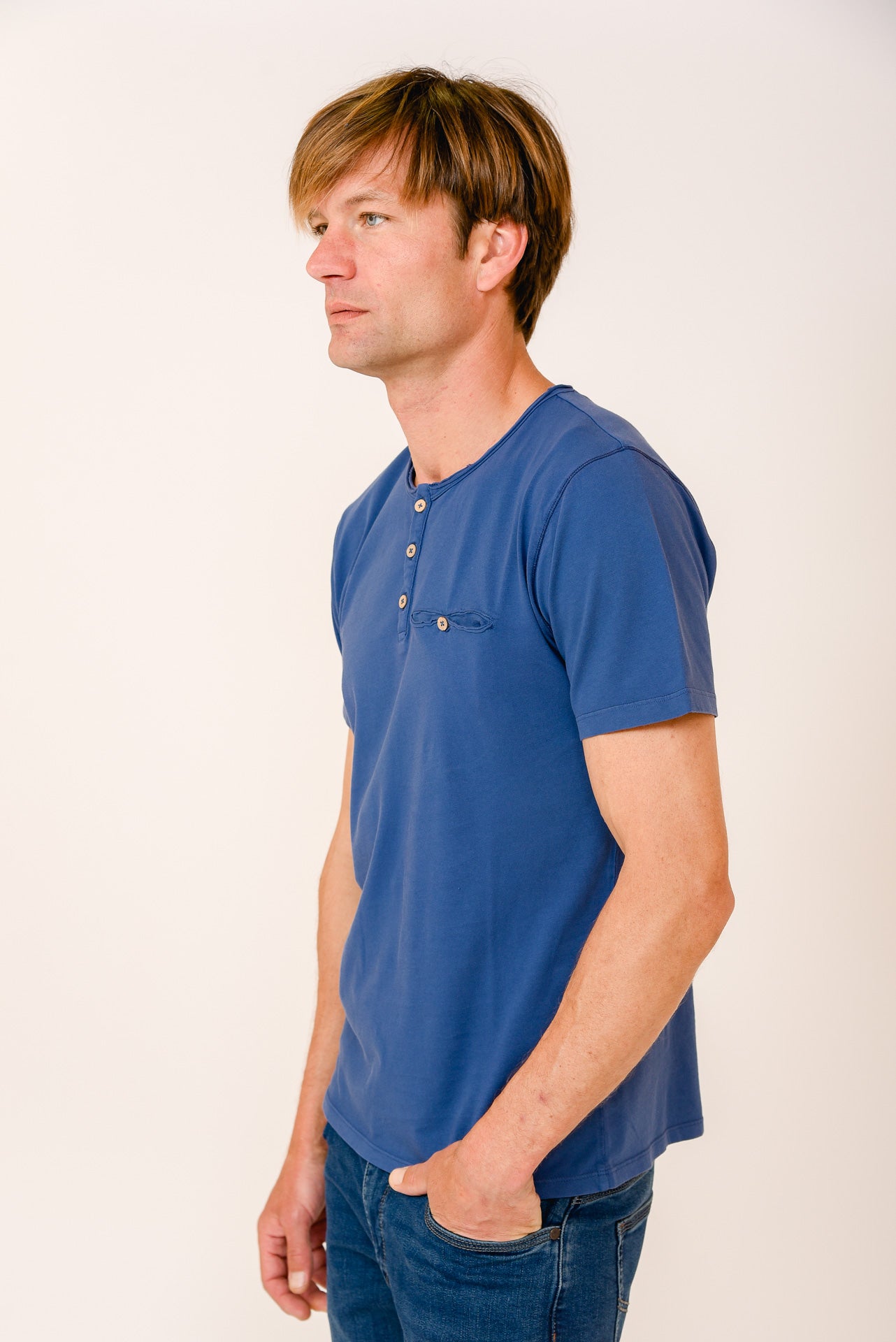 ΑΝΔΡΙΚΟ T-SHIRT ΜΠΛΕ ΑΝΟΙΧΤΟ HENLEY ΜΕ ΚΟΥΜΠΑΚΙΑ ΣΤΟ ΛΑΙΜΟ ΚΑΙ ΕΣΩΤΕΡΙΚΗ ΤΣΕΠΗ ΣΤΟ ΣΤΗΘΟΣ ΜΕ ΚΟΥΜΠΙ