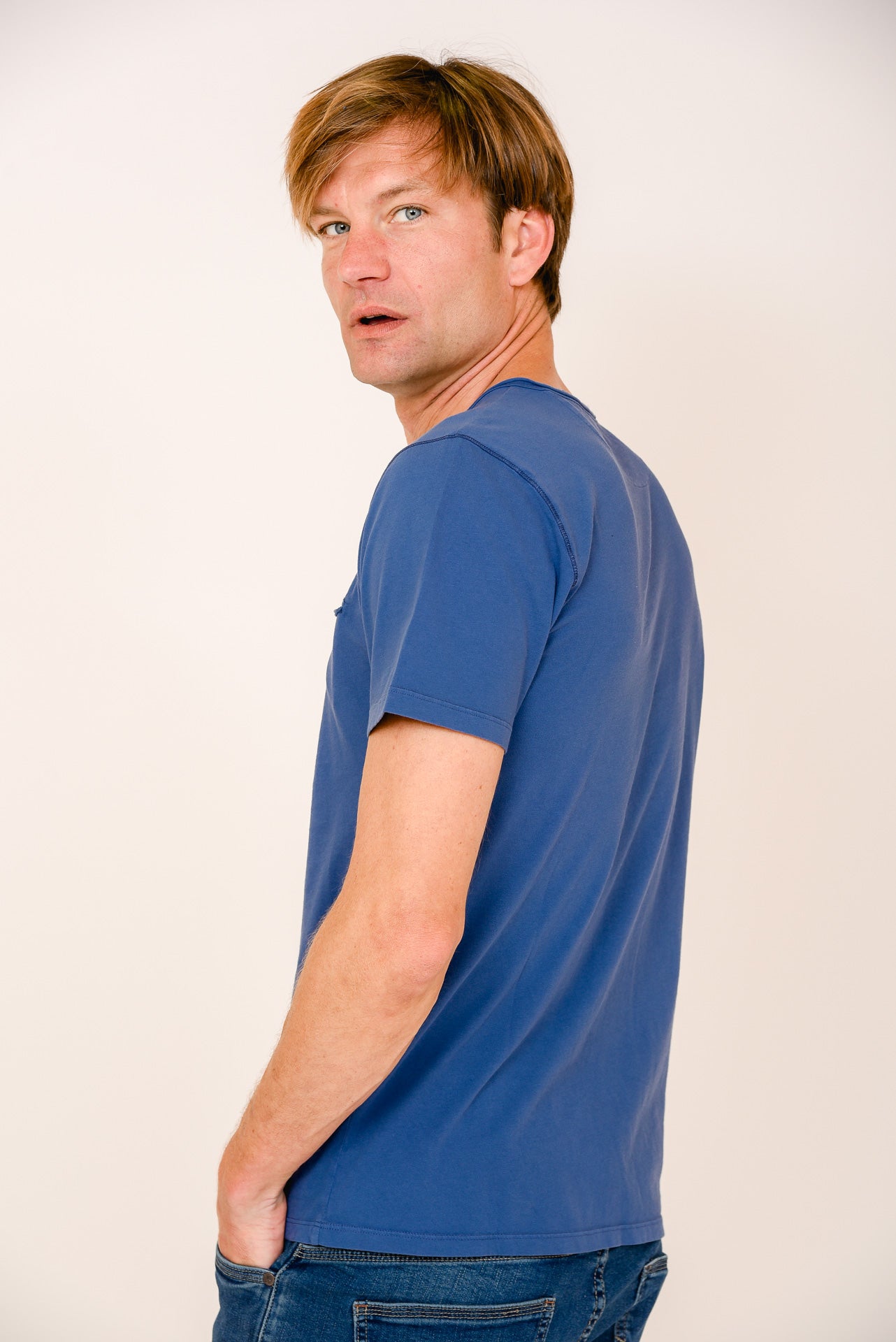 ΑΝΔΡΙΚΟ T-SHIRT ΜΠΛΕ ΑΝΟΙΧΤΟ HENLEY ΜΕ ΚΟΥΜΠΑΚΙΑ ΣΤΟ ΛΑΙΜΟ ΚΑΙ ΕΣΩΤΕΡΙΚΗ ΤΣΕΠΗ ΣΤΟ ΣΤΗΘΟΣ ΜΕ ΚΟΥΜΠΙ