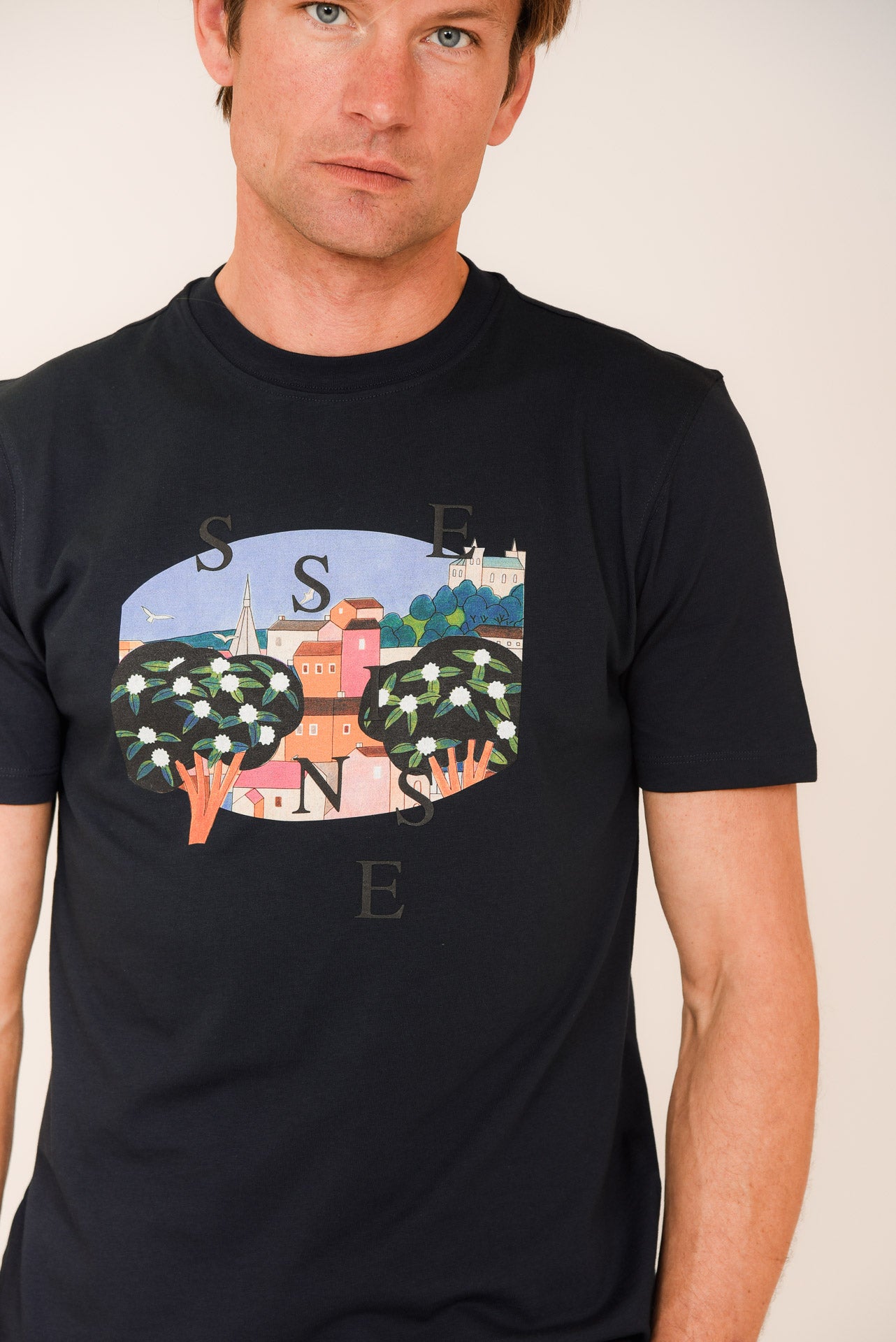 ΑΝΔΡΙΚΟ T-SHIRT ΜΠΛΕ ΣΚΟΥΡΟ ΜΕ ΣΤΑΜΠΑ ΣΕ REGULAR ΓΡΑΜΜΗ