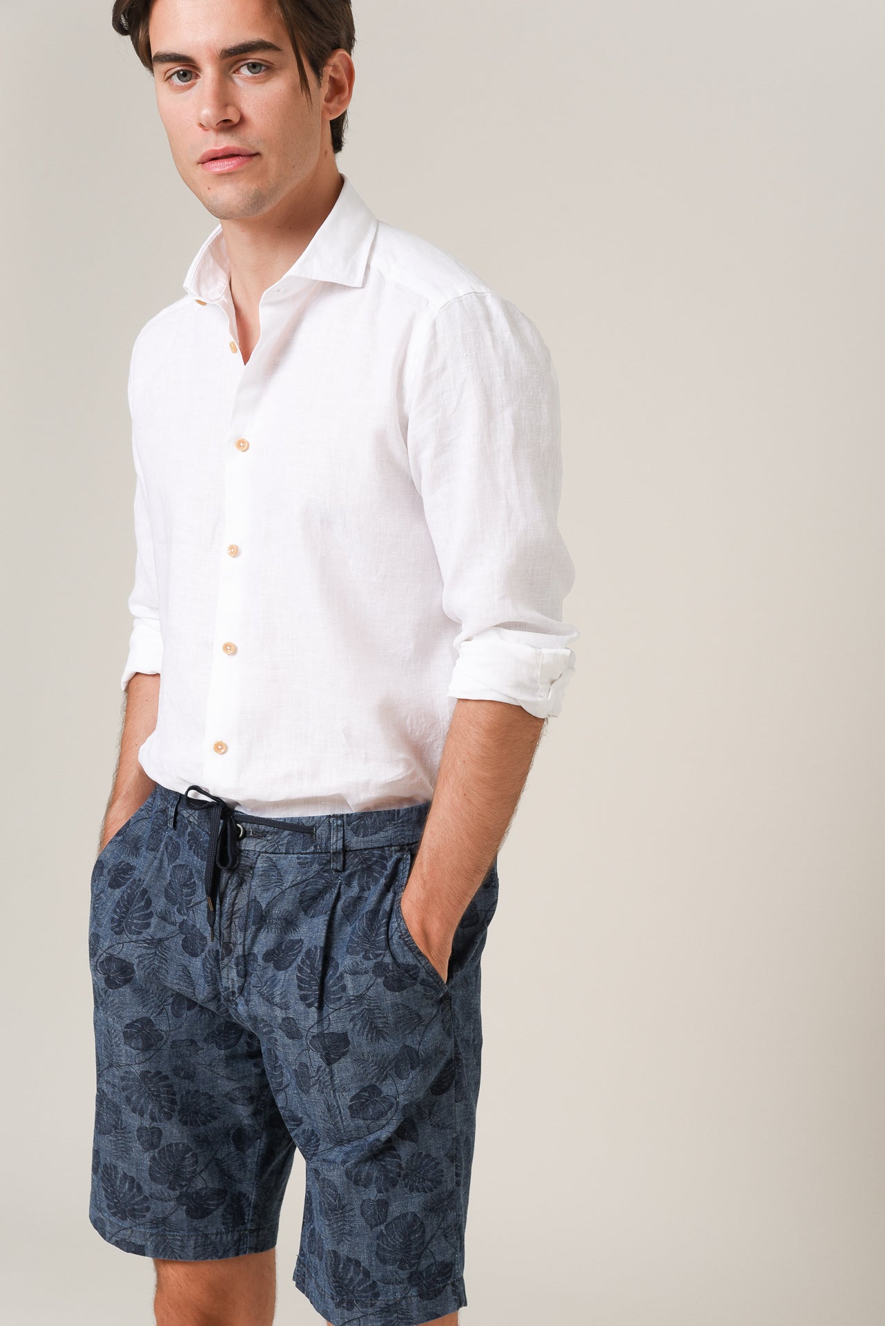 ΑΝΔΡΙΚΗ ΒΕΡΜΟΥΔΑ CHINOS PORTOBELLO'S INDIGO REGULAR FIT ΜΕ ΚΟΡΔΟΝΙ ΚΑΙ ΣΧΕΔΙΟ ΜΕ ΦΥΛΛΑ