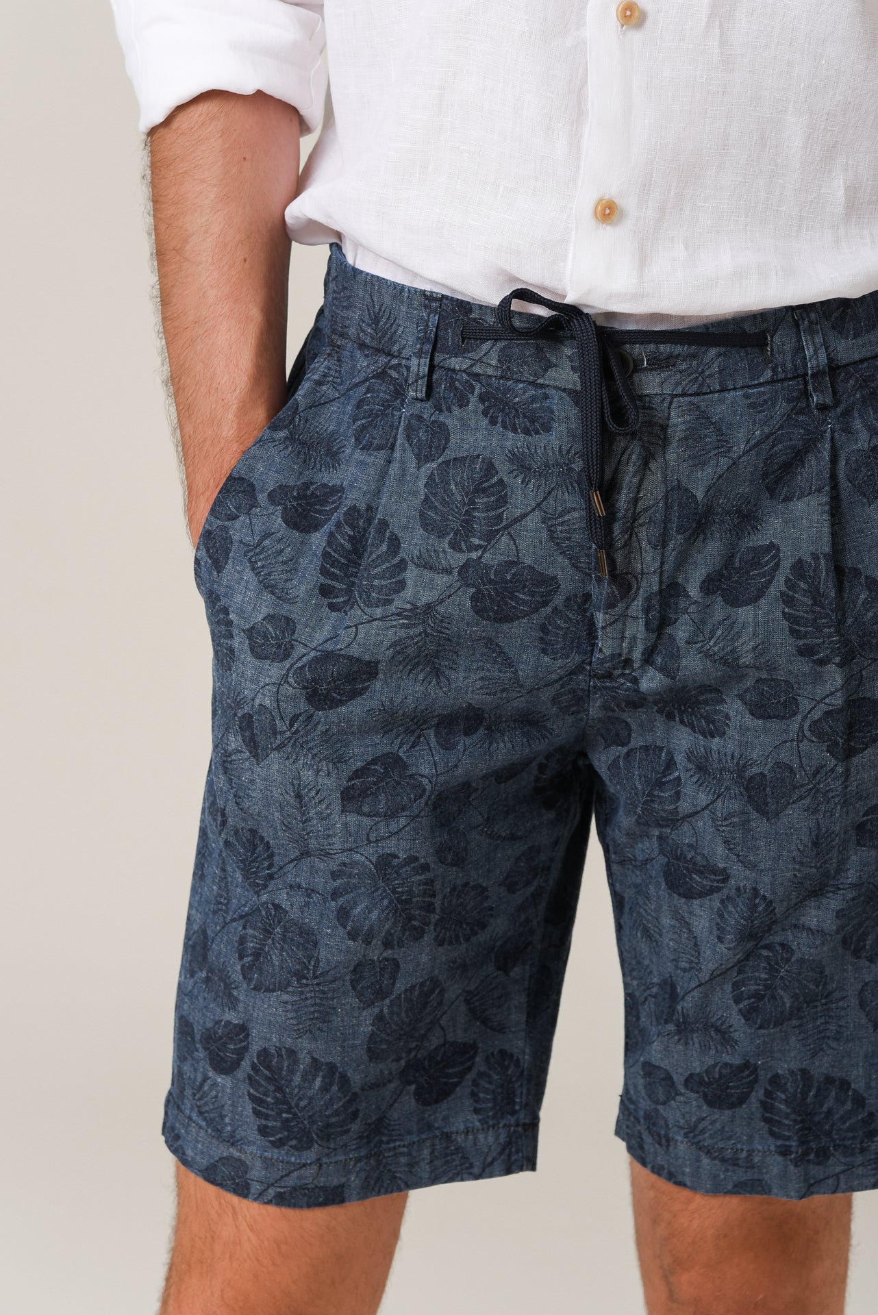 ΑΝΔΡΙΚΗ ΒΕΡΜΟΥΔΑ CHINOS PORTOBELLO'S INDIGO REGULAR FIT ΜΕ ΚΟΡΔΟΝΙ ΚΑΙ ΣΧΕΔΙΟ ΜΕ ΦΥΛΛΑ