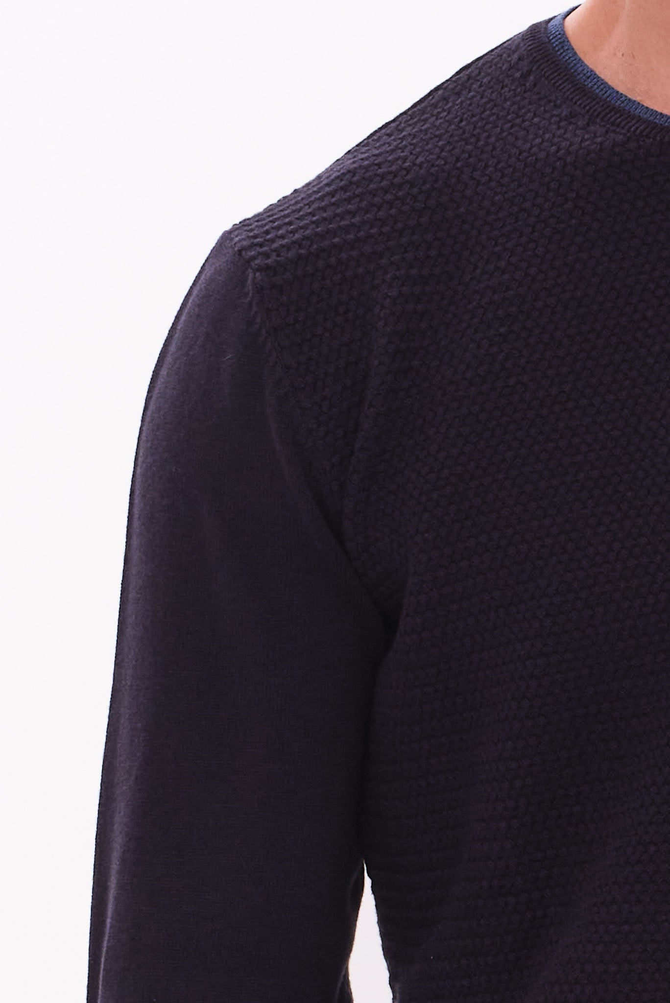 ΑΝΔΡΙΚΟ ΠΟΥΛΟΒΕΡ LES GENT'S ΜΠΛΕ ΜΕ ΛΑΙΜΟΚΟΨΗ ΚΑΙ ΜΙΚΡΟΣΧΕΔΙΟ REGULAR FIT