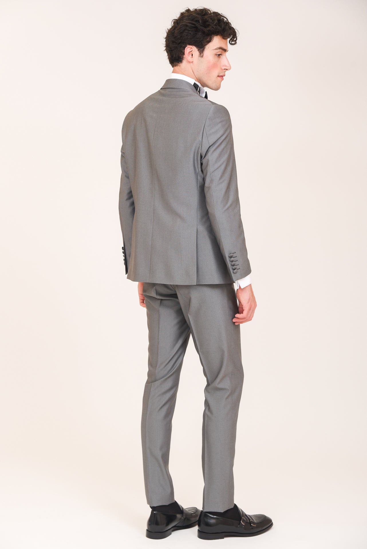 ΑΝΔΡΙΚΟ THREE-PIECES ΚΟΣΤΟΥΜΙ PORTOBELLO'S ΜΕ ΣΑΤΕΝ ΛΕΠΤΟΜΕΡΕΙΕΣ ΣΤΑ ΠΕΤΑ ΣΤΥΛ TUXEDO