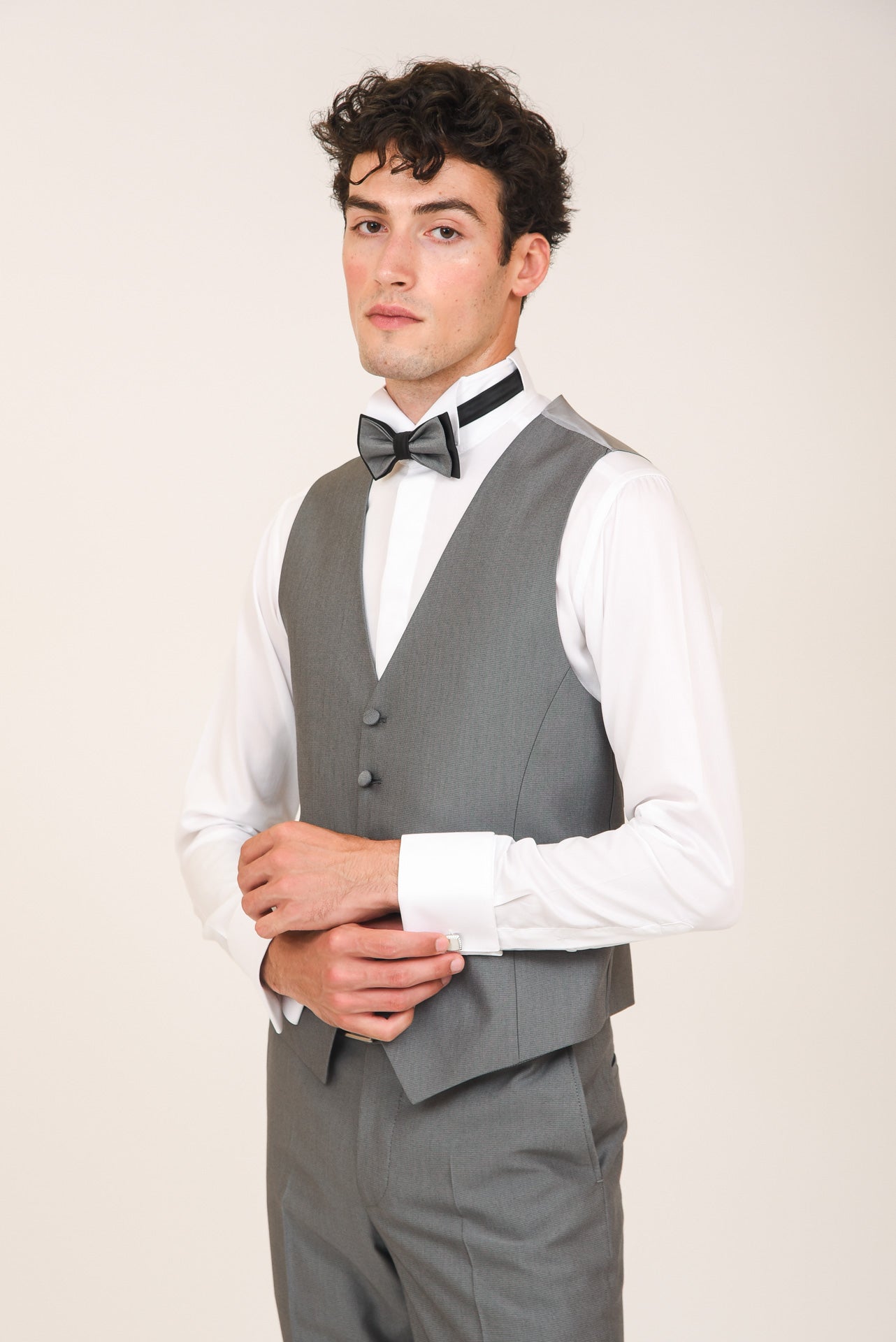 ΑΝΔΡΙΚΟ THREE-PIECES ΚΟΣΤΟΥΜΙ PORTOBELLO'S ΜΕ ΣΑΤΕΝ ΛΕΠΤΟΜΕΡΕΙΕΣ ΣΤΑ ΠΕΤΑ ΣΤΥΛ TUXEDO