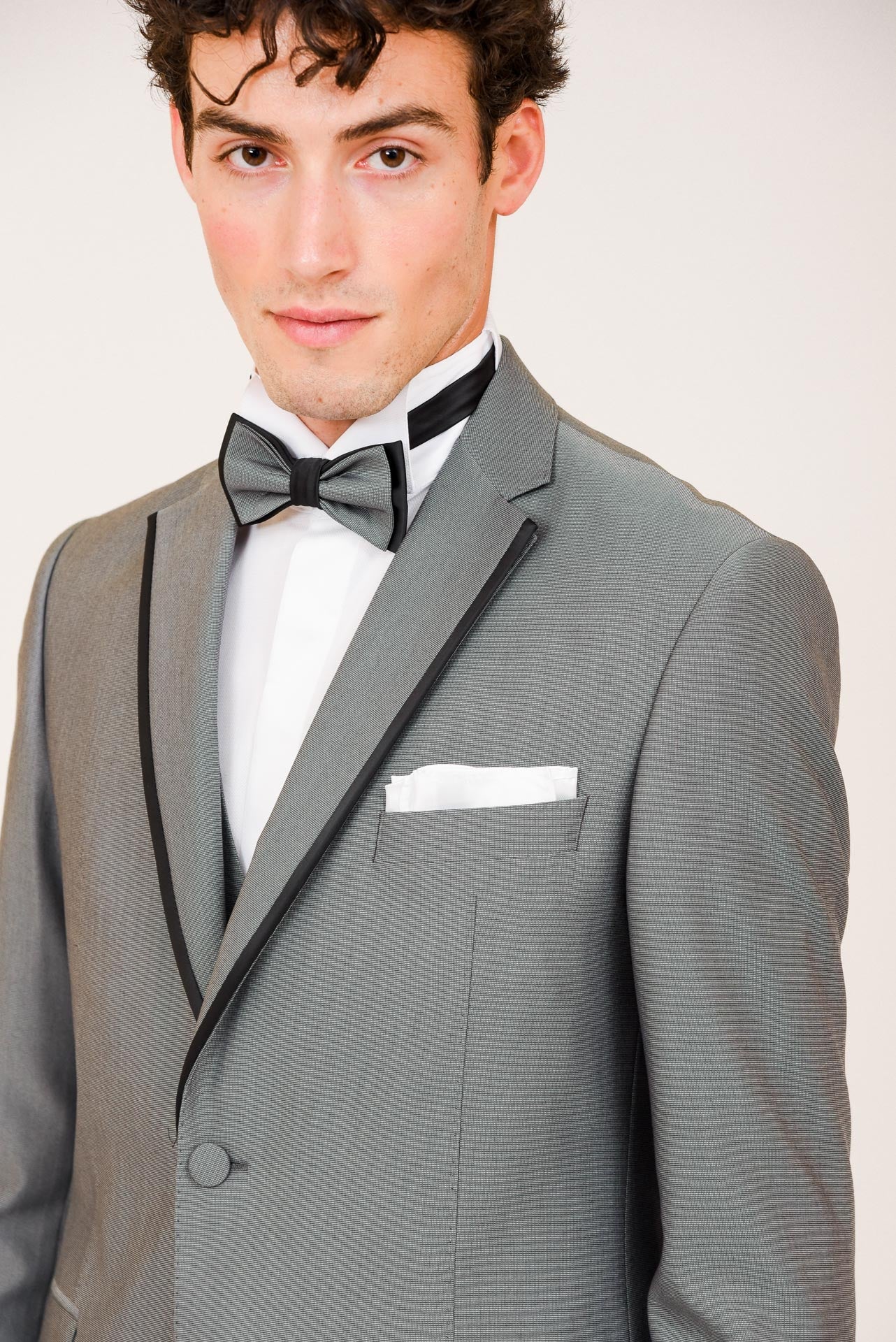 ΑΝΔΡΙΚΟ THREE-PIECES ΚΟΣΤΟΥΜΙ PORTOBELLO'S ΜΕ ΣΑΤΕΝ ΛΕΠΤΟΜΕΡΕΙΕΣ ΣΤΑ ΠΕΤΑ ΣΤΥΛ TUXEDO