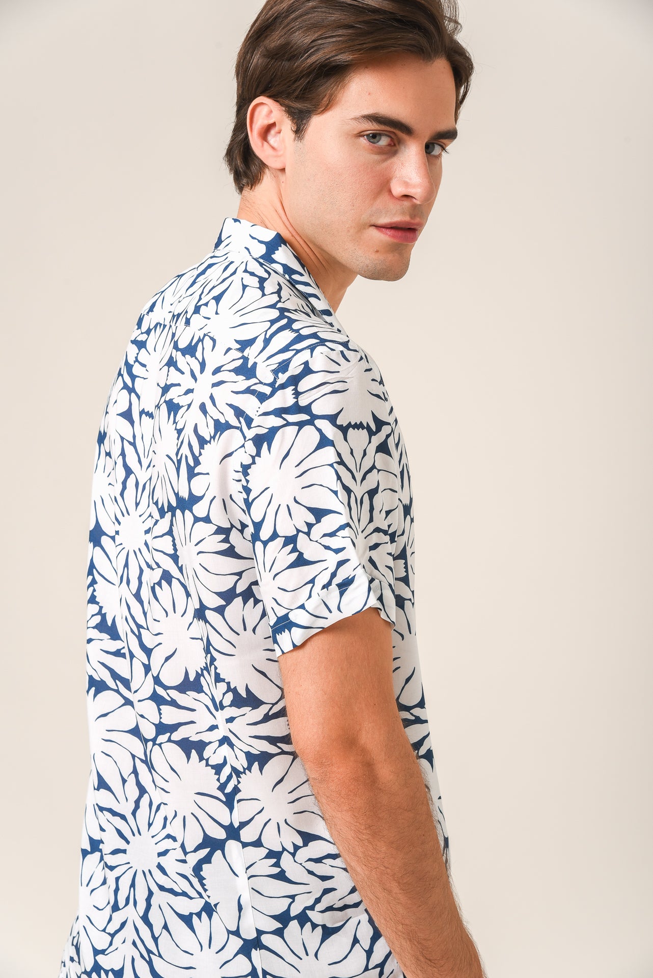 ΑΝΔΡΙΚΟ ΚΟΝΤΟΜΑΝΙΚΟ ΠΟΥΚΑΜΙΣΟ ΜΕ BYRON ΓΙΑΚΑ PORTOBELLO'S ΜΠΛΕ ΜΕ ΛΕΥΚΑ ΛΟΥΛΟΥΔΙΑ