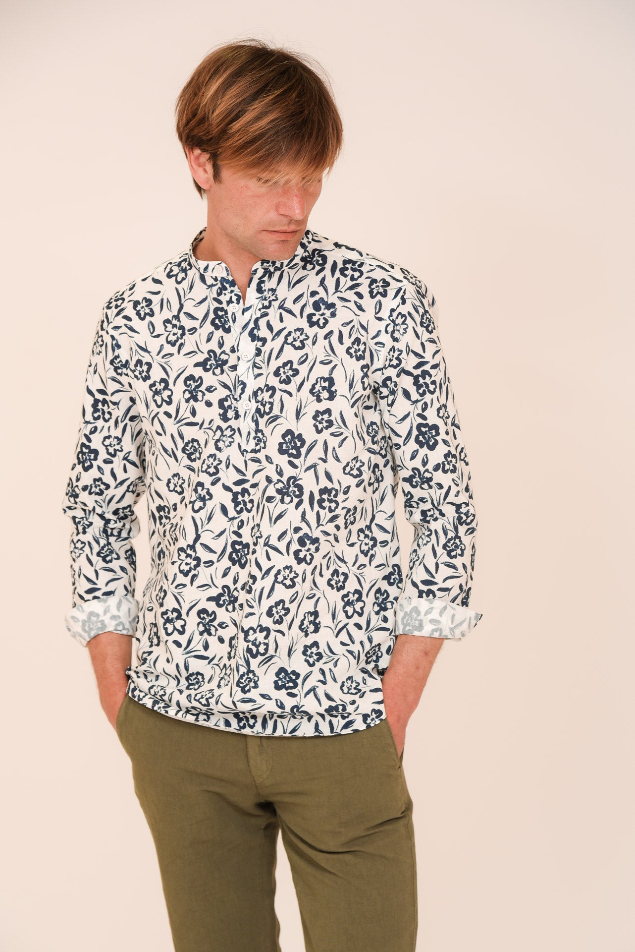 ΑΝΔΡΙΚΟ ΠΟΥΚΑΜΙΣΟ ΜΕ ΜΑΟ ΓΙΑΚΑ ΛΕΥΚΟ ΜΕ INDIGO ΜΠΛΕ ΛΟΥΛΟΥΔΙΑ MODERN FIT