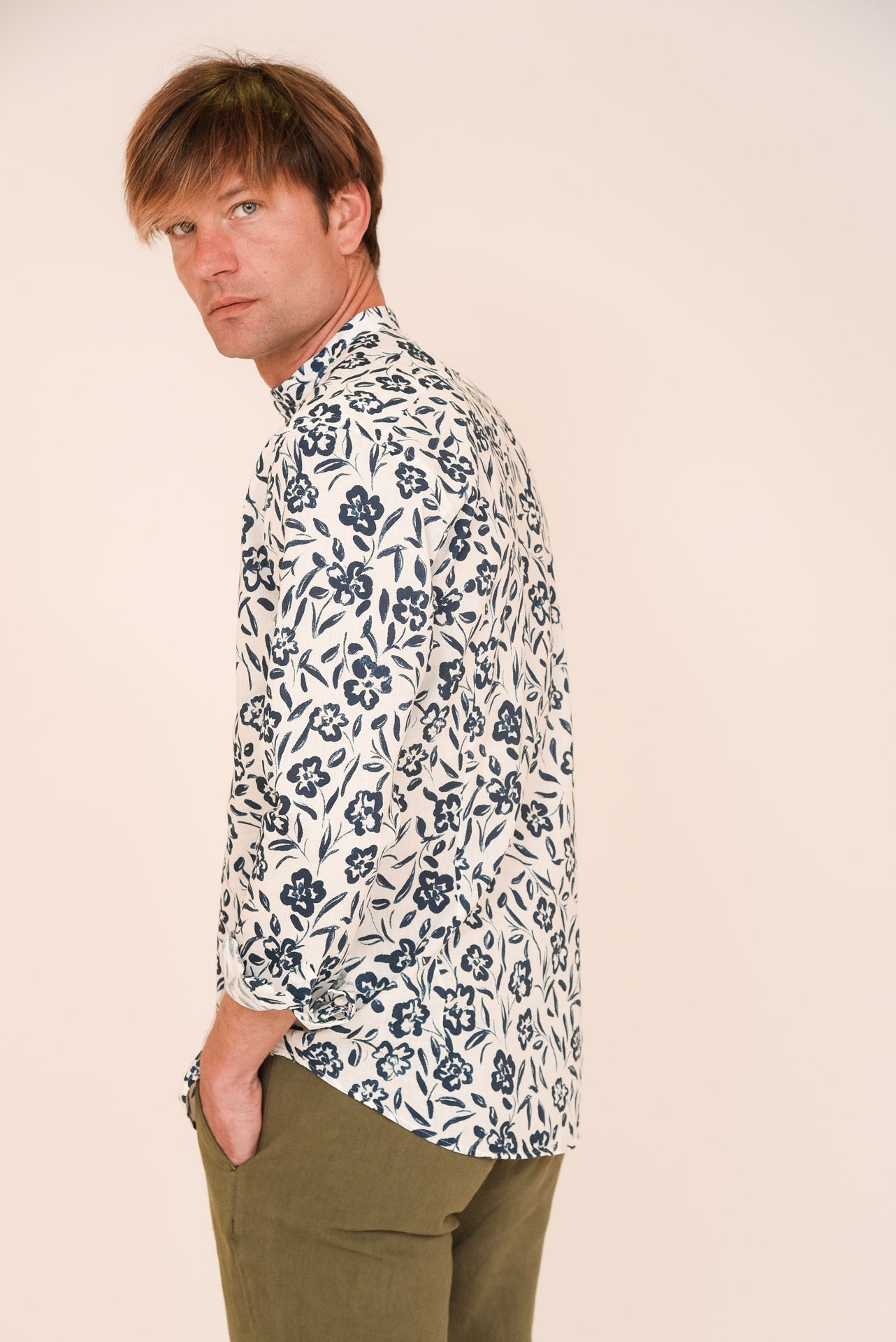 ΑΝΔΡΙΚΟ ΠΟΥΚΑΜΙΣΟ ΜΕ ΜΑΟ ΓΙΑΚΑ ΛΕΥΚΟ ΜΕ INDIGO ΜΠΛΕ ΛΟΥΛΟΥΔΙΑ MODERN FIT