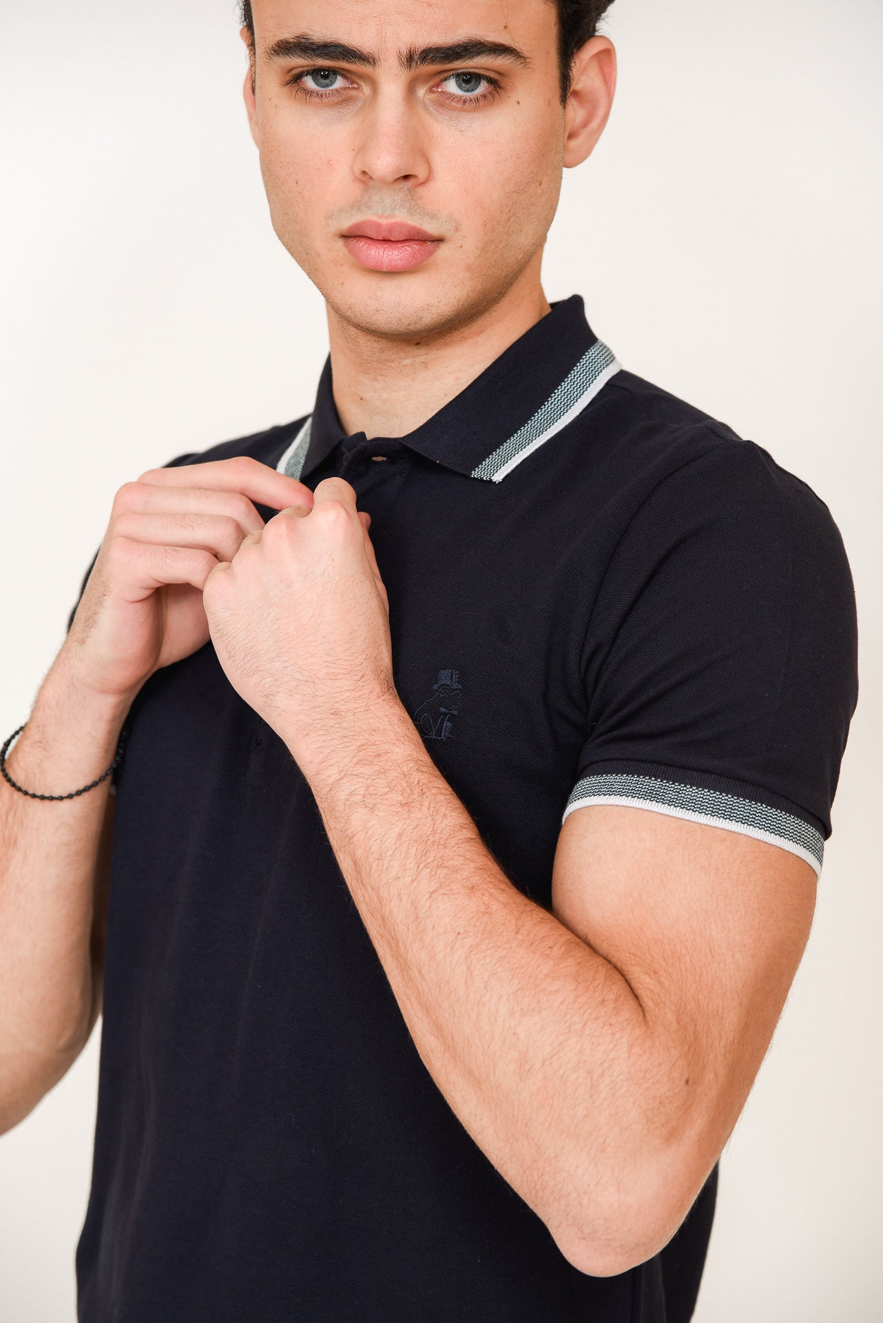 ΑΝΔΡΙΚΟ POLO LES GENT'S ΜΠΛΕ ΜΕ ΜΙΚΡΟΣΧΕΔΙΟ ΣΤΟ ΓΙΑΚΑ ΚΑΙ ΤΑ ΜΑΝΙΚΙΑ