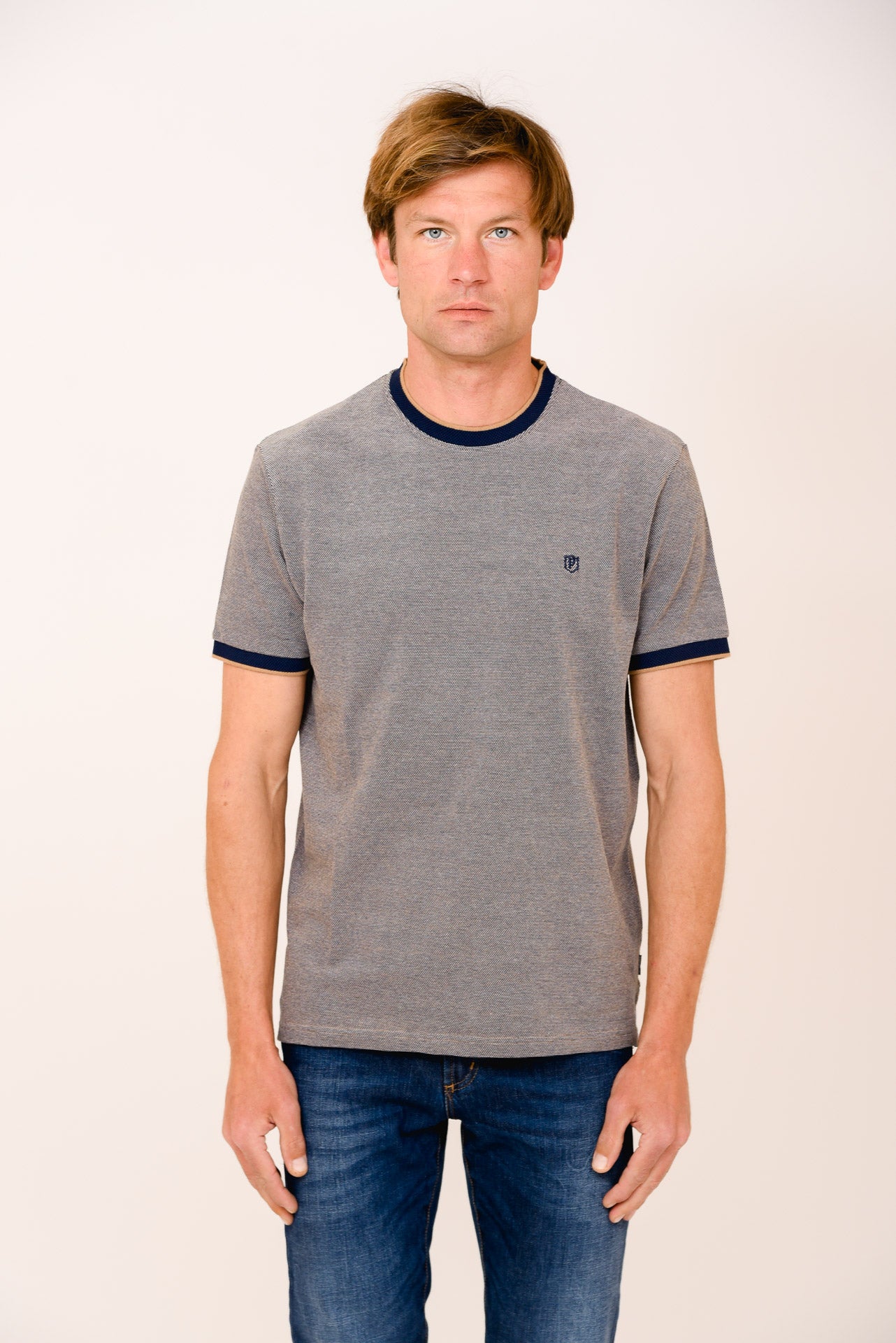 ΑΝΔΡΙΚΟ T-SHIRT PORTOBELLO'S ΜΠΕΖ ΜΠΛΕ ΜΕ ΛΕΠΤΟΜΕΡΕΙΕΣ ΣΤΟ ΛΑΙΜΟ ΚΑΙ ΤΑ ΜΑΝΙΚΙΑ