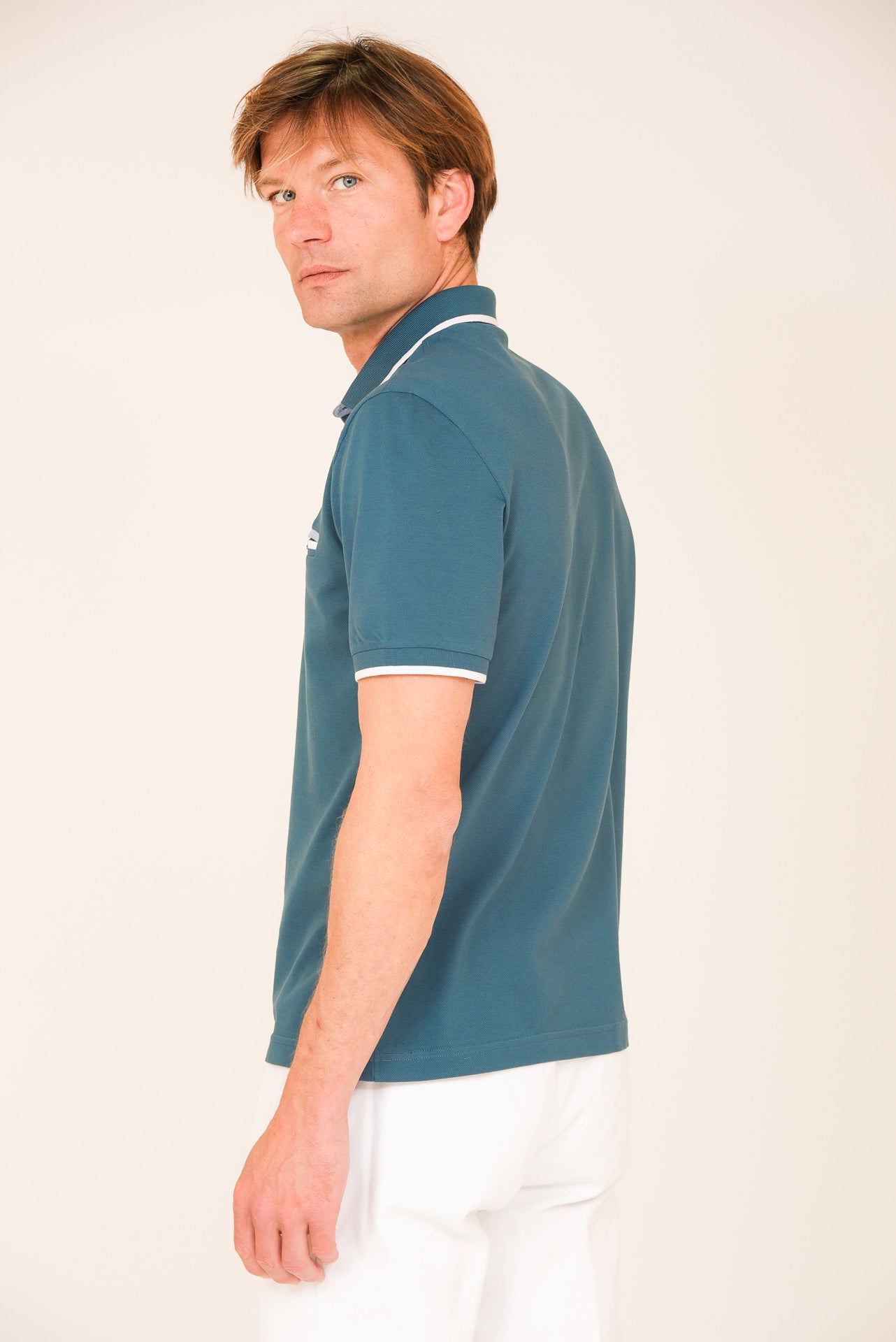 ΑΝΔΡΙΚΟ POLO PORTOBELLO'S ΠΕΤΡΟΛ ΜΕ ΛΕΥΚΕΣ ΚΑΙ ΣΙΕΛ ΛΕΠΤΟΜΕΡΕΙΕΣ ΣΤΟ ΓΙΑΚΑ ΚΑΙ ΤΗΝ ΕΣΩΤΕΡΙΚΗ ΤΣΕΠΗ