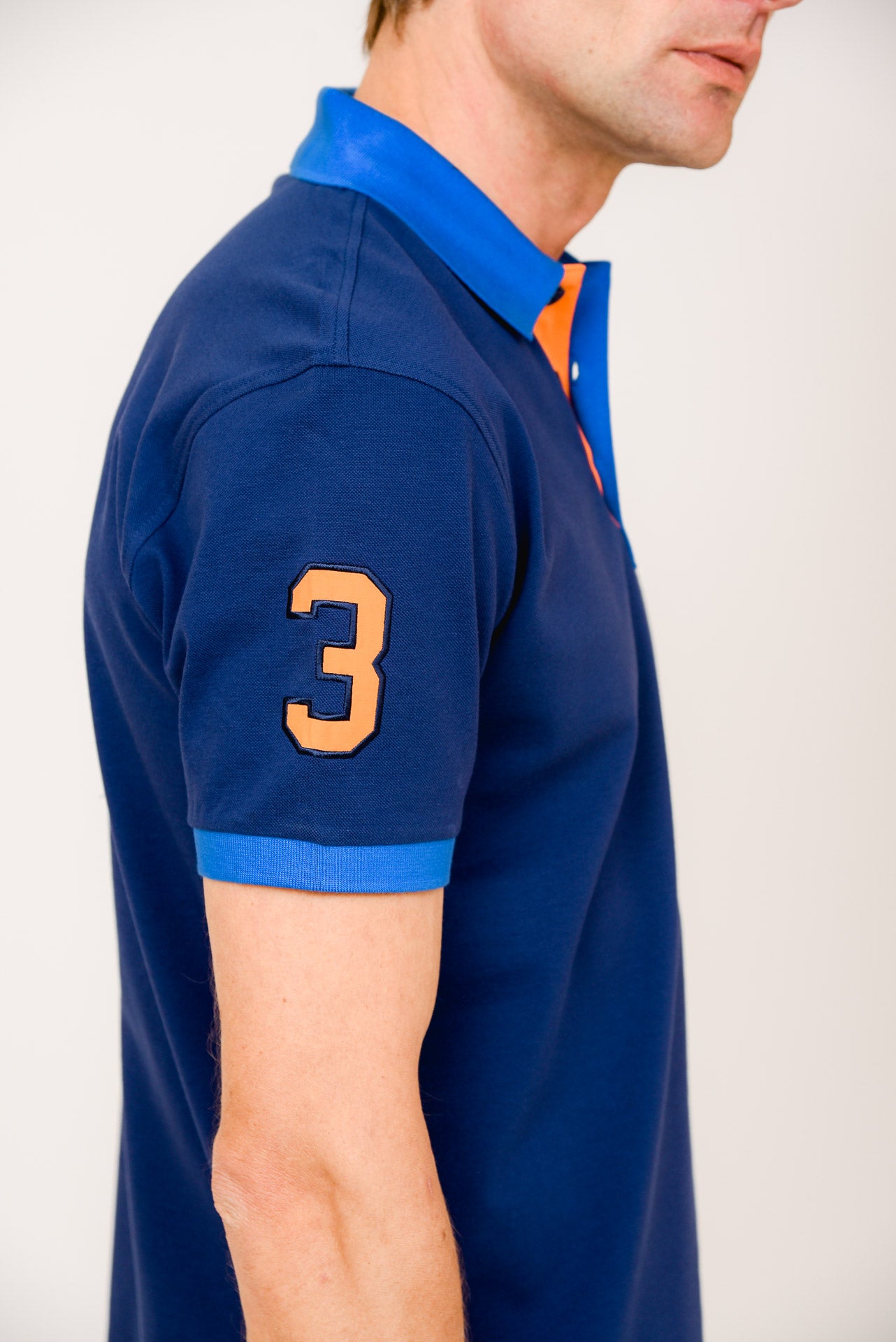 ΑΝΔΡΙΚΟ POLO PORTOBELLO'S ΡΟΥΑ ΜΕ ΣΙΕΛ ΚΑΙ ΠΟΡΤΟΚΑΛΙ ΛΕΠΤΟΜΕΡΕΙΕΣ ΣΤΟ ΓΙΑΚΑ ΚΑΙ ΤΑ ΜΑΝΙΚΙΑ