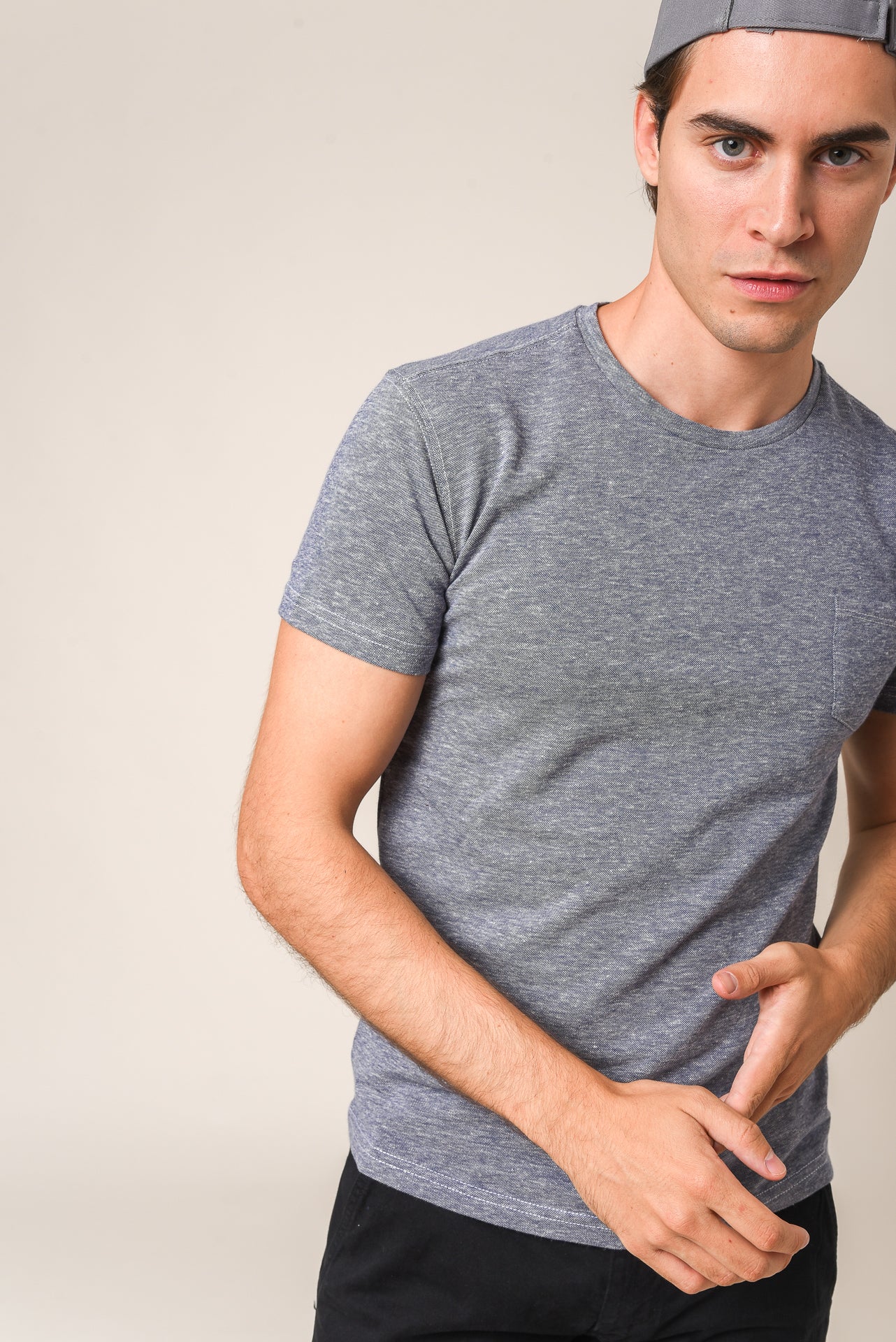 ΑΝΔΡΙΚΟ T-SHIRT PORTOBELLO'S ΣΕ ΤΖΙΝ ΑΠΟΧΡΩΣΗ ΜΕ ΤΣΕΠΗ ΣΤΟ ΣΤΗΘΟΣ